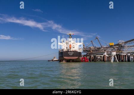 Massengutfrachter Sophiana Majuro: Vor Anker im Hafen Laayoune in der marokkanischen Sahara Stockfoto