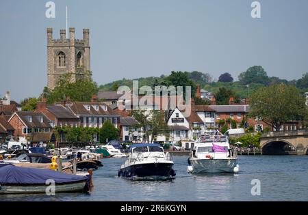 In Henley-on-Thames, Oxfordshire, werden Boote entlang der Themse gefahren. Foto: Samstag, 10. Juni 2023. Stockfoto