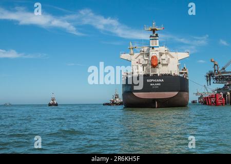 Massengutfrachter Sophiana Majuro: Vor Anker im Hafen Laayoune in der marokkanischen Sahara Stockfoto