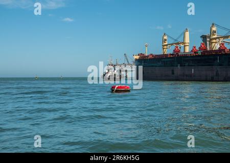 Der Massengutfrachter Sophiana Majuro im Hafen Laayoune in der marokkanischen Sahara Stockfoto