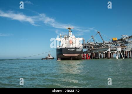 Massengutfrachter Sophiana Majuro und Tugboat Cooperation im marokkanischen Hafen Laayoune Stockfoto