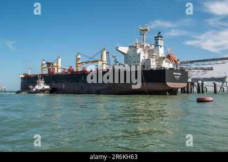 Navigation zum Dock: Schlepper und Massenguttransporter Sophiana Majuro in Laayoune, Marokko Stockfoto