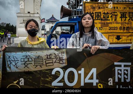 Demonstranten marschierten am 10./06/2023 während der Rallye für die Demokratie in Hong Kongs durch die Straßen Taipeh, Taiwan. Die Demonstranten forderten die Freilassung politischer Gefangener und einen Kampf für die Grundrechte der Bürger Hongkongs, die seit der Umsetzung der Hongkonger Version des nationalen Sicherheitsgesetzes im Jahr 2020 eingeschränkt wurden. Die Beschränkungen der Meinungs- und Versammlungsfreiheit wurden in Hongkong in den letzten Wochen weiter eingeschränkt. Von Wiktor Dabkowski Credit: dpa Picture Alliance/Alamy Live News Stockfoto