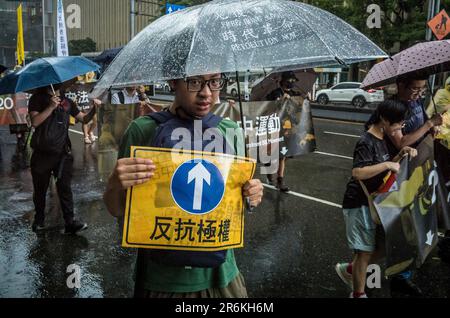 Demonstranten marschierten am 10./06/2023 während der Rallye für die Demokratie in Hong Kongs durch die Straßen Taipeh, Taiwan. Die Demonstranten forderten die Freilassung politischer Gefangener und einen Kampf für die Grundrechte der Bürger Hongkongs, die seit der Umsetzung der Hongkonger Version des nationalen Sicherheitsgesetzes im Jahr 2020 eingeschränkt wurden. Die Beschränkungen der Meinungs- und Versammlungsfreiheit wurden in Hongkong in den letzten Wochen weiter eingeschränkt. Von Wiktor Dabkowski Credit: dpa Picture Alliance/Alamy Live News Stockfoto