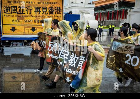 Demonstranten marschierten am 10./06/2023 während der Rallye für die Demokratie in Hong Kongs durch die Straßen Taipeh, Taiwan. Die Demonstranten forderten die Freilassung politischer Gefangener und einen Kampf für die Grundrechte der Bürger Hongkongs, die seit der Umsetzung der Hongkonger Version des nationalen Sicherheitsgesetzes im Jahr 2020 eingeschränkt wurden. Die Beschränkungen der Meinungs- und Versammlungsfreiheit wurden in Hongkong in den letzten Wochen weiter eingeschränkt. Von Wiktor Dabkowski Credit: dpa Picture Alliance/Alamy Live News Stockfoto