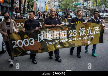 Demonstranten marschierten am 10./06/2023 während der Rallye für die Demokratie in Hong Kongs durch die Straßen Taipeh, Taiwan. Die Demonstranten forderten die Freilassung politischer Gefangener und einen Kampf für die Grundrechte der Bürger Hongkongs, die seit der Umsetzung der Hongkonger Version des nationalen Sicherheitsgesetzes im Jahr 2020 eingeschränkt wurden. Die Beschränkungen der Meinungs- und Versammlungsfreiheit wurden in Hongkong in den letzten Wochen weiter eingeschränkt. Von Wiktor Dabkowski Credit: dpa Picture Alliance/Alamy Live News Stockfoto