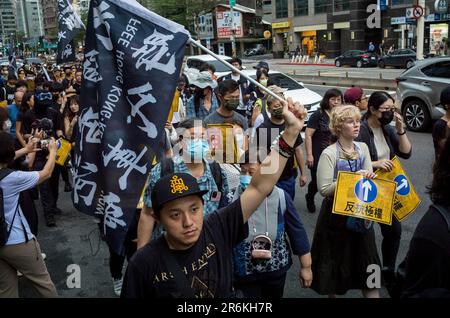 Demonstranten marschierten am 10./06/2023 während der Rallye für die Demokratie in Hong Kongs durch die Straßen Taipeh, Taiwan. Die Demonstranten forderten die Freilassung politischer Gefangener und einen Kampf für die Grundrechte der Bürger Hongkongs, die seit der Umsetzung der Hongkonger Version des nationalen Sicherheitsgesetzes im Jahr 2020 eingeschränkt wurden. Die Beschränkungen der Meinungs- und Versammlungsfreiheit wurden in Hongkong in den letzten Wochen weiter eingeschränkt. Von Wiktor Dabkowski Credit: dpa Picture Alliance/Alamy Live News Stockfoto