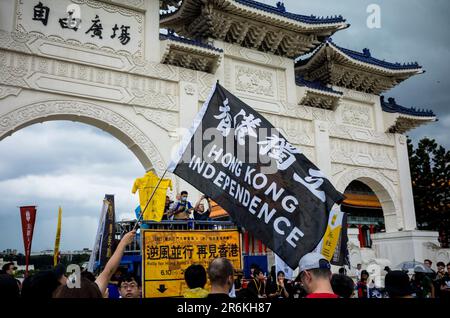 Demonstranten marschierten am 10./06/2023 während der Rallye für die Demokratie in Hong Kongs durch die Straßen Taipeh, Taiwan. Die Demonstranten forderten die Freilassung politischer Gefangener und einen Kampf für die Grundrechte der Bürger Hongkongs, die seit der Umsetzung der Hongkonger Version des nationalen Sicherheitsgesetzes im Jahr 2020 eingeschränkt wurden. Die Beschränkungen der Meinungs- und Versammlungsfreiheit wurden in Hongkong in den letzten Wochen weiter eingeschränkt. Von Wiktor Dabkowski Credit: dpa Picture Alliance/Alamy Live News Stockfoto