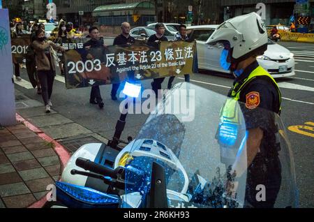 Demonstranten marschierten am 10./06/2023 während der Rallye für die Demokratie in Hong Kongs durch die Straßen Taipeh, Taiwan. Die Demonstranten forderten die Freilassung politischer Gefangener und einen Kampf für die Grundrechte der Bürger Hongkongs, die seit der Umsetzung der Hongkonger Version des nationalen Sicherheitsgesetzes im Jahr 2020 eingeschränkt wurden. Die Beschränkungen der Meinungs- und Versammlungsfreiheit wurden in Hongkong in den letzten Wochen weiter eingeschränkt. Von Wiktor Dabkowski Credit: dpa Picture Alliance/Alamy Live News Stockfoto