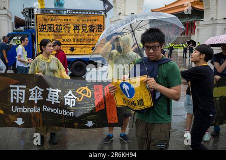 Demonstranten marschierten am 10./06/2023 während der Rallye für die Demokratie in Hong Kongs durch die Straßen Taipeh, Taiwan. Die Demonstranten forderten die Freilassung politischer Gefangener und einen Kampf für die Grundrechte der Bürger Hongkongs, die seit der Umsetzung der Hongkonger Version des nationalen Sicherheitsgesetzes im Jahr 2020 eingeschränkt wurden. Die Beschränkungen der Meinungs- und Versammlungsfreiheit wurden in Hongkong in den letzten Wochen weiter eingeschränkt. Von Wiktor Dabkowski Credit: dpa Picture Alliance/Alamy Live News Stockfoto