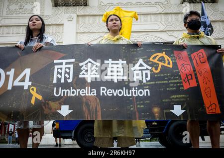 Demonstranten marschierten am 10./06/2023 während der Rallye für die Demokratie in Hong Kongs durch die Straßen Taipeh, Taiwan. Die Demonstranten forderten die Freilassung politischer Gefangener und einen Kampf für die Grundrechte der Bürger Hongkongs, die seit der Umsetzung der Hongkonger Version des nationalen Sicherheitsgesetzes im Jahr 2020 eingeschränkt wurden. Die Beschränkungen der Meinungs- und Versammlungsfreiheit wurden in Hongkong in den letzten Wochen weiter eingeschränkt. Von Wiktor Dabkowski Credit: dpa Picture Alliance/Alamy Live News Stockfoto