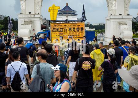 Demonstranten marschierten am 10./06/2023 während der Rallye für die Demokratie in Hong Kongs durch die Straßen Taipeh, Taiwan. Die Demonstranten forderten die Freilassung politischer Gefangener und einen Kampf für die Grundrechte der Bürger Hongkongs, die seit der Umsetzung der Hongkonger Version des nationalen Sicherheitsgesetzes im Jahr 2020 eingeschränkt wurden. Die Beschränkungen der Meinungs- und Versammlungsfreiheit wurden in Hongkong in den letzten Wochen weiter eingeschränkt. Von Wiktor Dabkowski Credit: dpa Picture Alliance/Alamy Live News Stockfoto