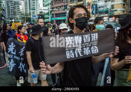 Demonstranten marschierten am 10./06/2023 während der Rallye für die Demokratie in Hong Kongs durch die Straßen Taipeh, Taiwan. Die Demonstranten forderten die Freilassung politischer Gefangener und einen Kampf für die Grundrechte der Bürger Hongkongs, die seit der Umsetzung der Hongkonger Version des nationalen Sicherheitsgesetzes im Jahr 2020 eingeschränkt wurden. Die Beschränkungen der Meinungs- und Versammlungsfreiheit wurden in Hongkong in den letzten Wochen weiter eingeschränkt. Von Wiktor Dabkowski Credit: dpa Picture Alliance/Alamy Live News Stockfoto