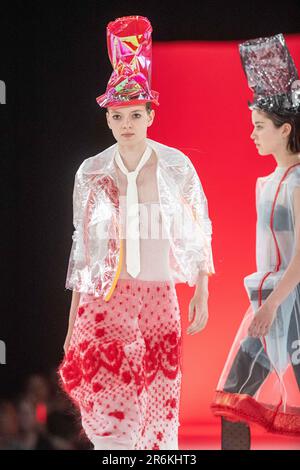 Antwerpen, Belgien. 09. Juni 2023. Designerkleidung wird am Ende des Jahres gezeigt, in der die Kreationen von Schülern des Bachelor- und Master-Abschlusses der Modeabteilung der Royal Academy of Fine Arts - AP Hogeschool, in Antwerpen, Freitag, den 09. Juni 2023, gezeigt werden. BELGA FOTO JONAS ROOSENS Kredit: Belga News Agency/Alamy Live News Stockfoto