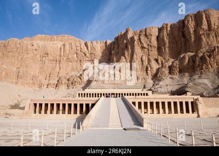 Leichentempel der Königin Hatschepsut, entworfen von Senemutat, Deir el Bahri, Tal der Könige, Pharaonin, Ägypten Stockfoto