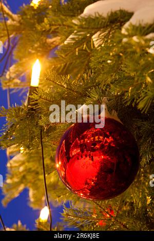 Rathaus im Spiegel des Weihnachtsbaumballs, Michelstadt, Hessen, Deutschland Stockfoto