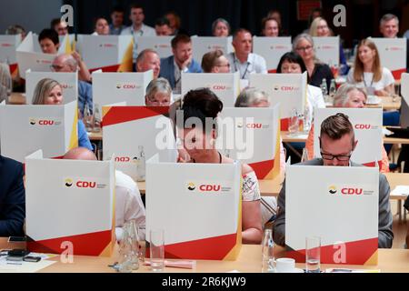 10. Juni 2023, Sachsen-Anhalt, Möckern: CDU-Parteimitglieder sitzen im Rathaus während der Landesvertreterversammlung der CDU Sachsen-Anhalt. Mehnert, ein Politikwissenschaftler, wird bei den Europawahlen 2024 der Top-Kandidat für die CDU Sachsen-Anhalt sein. Sie hat sich in einer Zusammenfassung für Listenposition 1 durchgesetzt. Foto: Peter Gercke/dpa-Zentralbild/dpa Credit: dpa Picture Alliance/Alamy Live News Stockfoto