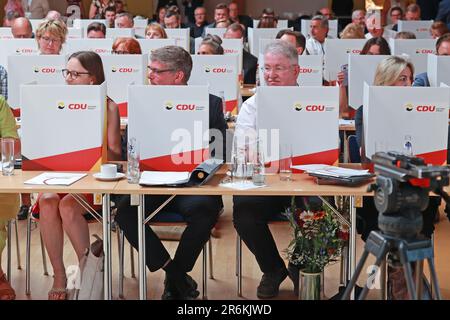 10. Juni 2023, Sachsen-Anhalt, Möckern: CDU-Parteimitglieder sitzen im Rathaus während der Landesvertreterversammlung der CDU Sachsen-Anhalt. Mehnert, ein Politikwissenschaftler, wird bei den Europawahlen 2024 der Top-Kandidat für die CDU Sachsen-Anhalt sein. Sie hat sich in einer Zusammenfassung für Listenposition 1 durchgesetzt. Foto: Peter Gercke/dpa-Zentralbild/dpa Credit: dpa Picture Alliance/Alamy Live News Stockfoto