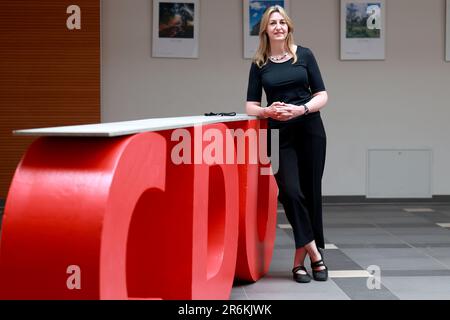 10. Juni 2023, Sachsen-Anhalt, Möckern: Politikwissenschaftlerin Alexandra Mehnert steht neben einem übergroßen CDU-Stand auf der Staatsvertreterversammlung der CDU Sachsen-Anhalt. Mehnert, ein politischer Wissenschaftler, wird bei den Europawahlen 2024 der Top-Kandidat für die CDU Sachsen-Anhalt sein, nachdem er den ersten Platz auf der Liste belegt hat. Foto: Peter Gercke/dpa-Zentralbild/dpa Credit: dpa Picture Alliance/Alamy Live News Stockfoto