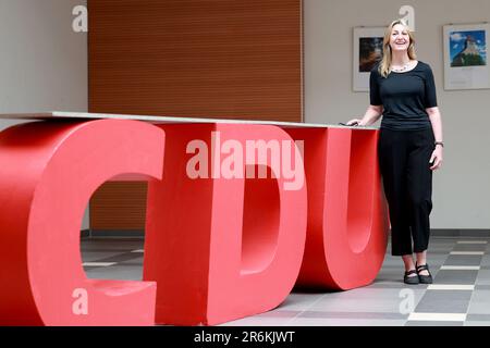 10. Juni 2023, Sachsen-Anhalt, Möckern: Politikwissenschaftlerin Alexandra Mehnert steht neben einem übergroßen CDU-Stand auf der Staatsvertreterversammlung der CDU Sachsen-Anhalt. Mehnert, ein politischer Wissenschaftler, wird bei den Europawahlen 2024 der Top-Kandidat für die CDU Sachsen-Anhalt sein, nachdem er den ersten Platz auf der Liste belegt hat. Foto: Peter Gercke/dpa-Zentralbild/dpa Credit: dpa Picture Alliance/Alamy Live News Stockfoto