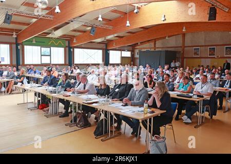 10. Juni 2023, Sachsen-Anhalt, Möckern: CDU-Parteimitglieder sitzen im Rathaus während der Landesvertreterversammlung der CDU Sachsen-Anhalt. Mehnert, ein Politikwissenschaftler, wird bei den Europawahlen 2024 der Top-Kandidat für die CDU Sachsen-Anhalt sein. Sie hat sich in einer Zusammenfassung für Listenposition 1 durchgesetzt. Foto: Peter Gercke/dpa-Zentralbild/dpa Credit: dpa Picture Alliance/Alamy Live News Stockfoto