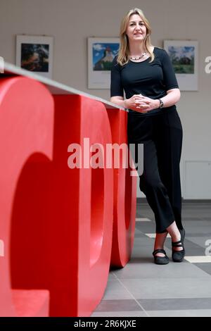 10. Juni 2023, Sachsen-Anhalt, Möckern: Politikwissenschaftlerin Alexandra Mehnert steht neben einem übergroßen CDU-Stand auf der Staatsvertreterversammlung der CDU Sachsen-Anhalt. Mehnert, ein politischer Wissenschaftler, wird bei den Europawahlen 2024 der Top-Kandidat für die CDU Sachsen-Anhalt sein, nachdem er den ersten Platz auf der Liste belegt hat. Foto: Peter Gercke/dpa-Zentralbild/dpa Credit: dpa Picture Alliance/Alamy Live News Stockfoto