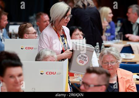 10. Juni 2023, Sachsen-Anhalt, Möckern: CDU-Parteimitglieder sitzen im Rathaus während der Landesvertreterversammlung der CDU Sachsen-Anhalt. Mehnert, ein Politikwissenschaftler, wird bei den Europawahlen 2024 der Top-Kandidat für die CDU Sachsen-Anhalt sein. Sie hat sich in einer Zusammenfassung für Listenposition 1 durchgesetzt. Foto: Peter Gercke/dpa-Zentralbild/dpa Credit: dpa Picture Alliance/Alamy Live News Stockfoto