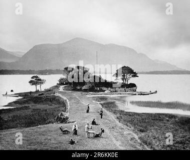 Ein Picknick aus dem späten 19. Jahrhundert am Rande von Lough Leane, dem größten der drei Seen von Killarney, in County Kerry, Irland. Stockfoto