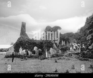 Ein Blick aus dem späten 19. Jahrhundert auf die Ruinen des Geburtsorts von Daniel O'Connell „der Liberator“ in Carhan in der Nähe von Cahersiveen, County Kerry. Er wurde am 6. August 1775 in einer wohlhabenden katholischen Familie geboren und verbrachte einen Großteil seines frühen Lebens mit seinem Onkel Maurice im Derrynane House bei Waterville, Co. Kerry. Er wurde zum Studium in Douai in Frankreich geschickt, wurde 1794 Rechtsanwalt und verpflichtete sich, Irland als Politiker gleiche Rechte und religiöse Toleranz zu bringen. Stockfoto