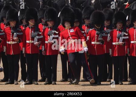 Bild 2 von 8 in einer Sequenz, in der ein Mitglied des Militärs ohnmächtig wird, aufgrund der Hitze während des Colonels Review, für Trooping the Colour, bei der Horse Guards Parade in London, vor der King's Birthday Parade am 17. Juni. Foto: Samstag, 10. Juni 2023. Stockfoto