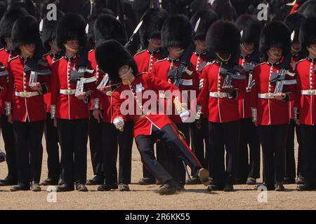 Bild 3 von 8 in einer Sequenz, in der ein Mitglied des Militärs ohnmächtig wird, aufgrund der Hitze während des Colonels Review, für Trooping the Colour, bei der Horse Guards Parade in London, vor der King's Birthday Parade am 17. Juni. Foto: Samstag, 10. Juni 2023. Stockfoto