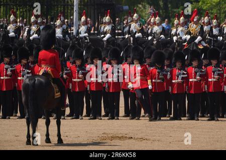 Bild 1 von 8 in einer Sequenz, in der ein Mitglied des Militärs ohnmächtig wird, aufgrund der Hitze während des Colonels Review, für Trooping the Colour, bei der Horse Guards Parade in London, vor der King's Birthday Parade am 17. Juni. Foto: Samstag, 10. Juni 2023. Stockfoto