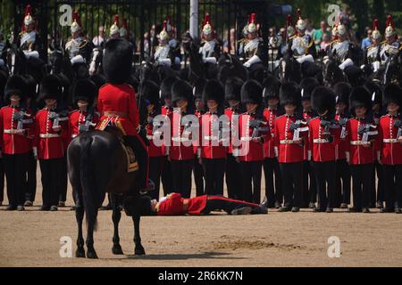 Bild 8 von 8 in einer Sequenz, in der ein Mitglied des Militärs ohnmächtig wird, aufgrund der Hitze während des Colonels Review, für Trooping the Colour, bei der Horse Guards Parade in London, vor der King's Birthday Parade am 17. Juni. Foto: Samstag, 10. Juni 2023. Stockfoto