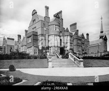 Das Killarney House aus dem späten 19. Jahrhundert, ein irisches Landhaus in Killarney, County Kerry, mit Blick auf Lough Leane. Erbaut vom 4. Earl of Kenmare im Jahr 1872 und gilt als eines der schönsten Villen in Irland, wurde es jedoch zweimal abgebrannt - einmal im Jahr 1879, kurz nach seiner Fertigstellung, und wieder und schließlich im August 1913 und nie wieder neu aufgebaut. Stockfoto