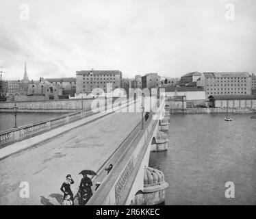 Ein Blick aus dem späten 19. Jahrhundert auf die Wellesley Bridge über den Fluss Shannon in Limerick City. Das Hotel wurde 1835 nach 11 Jahren Bauzeit eröffnet und wurde vom schottischen Ingenieur Alexander Nimmo entworfen. Es basiert auf der Pont de Neuilly in Paris. Sie wurde umbenannt in Sarsfield Bridge, um Patrick Sarsfield zu gedenken, dem Grafen von Lucan, der in Limerick für seine Rolle im Williamitenkrieg und insbesondere der Belagerung und dem Vertrag von Limerick von 1691 bekannt ist. Stockfoto