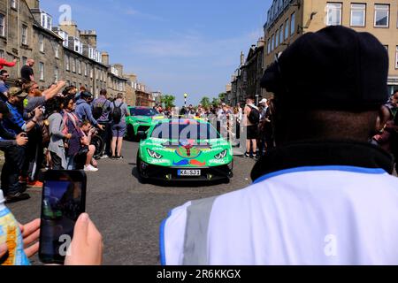 Edinburgh, Schottland, Großbritannien. 10. Juni 2023 Die jährliche Gumball 3000 Rally 24. startet dieses Jahr in der George Street mit einer Reihe von über 100 Autos, von kundenspezifischen Klassikern bis hin zu futuristischen Hypercars. MIT DEM AUTO VON EDINBURGH – LONDON – AMSTERDAM – VERBIER – VENEDIG – BUDAPEST – PORTO MONTENEGRO. Dabei sind Prominente, Superstars aus sozialen Medien und Influencer anwesend. Kredit: Craig Brown/Alamy Live News Stockfoto