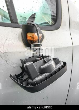 Vandalisiertes Auto mit zertrümmertem Außenspiegel. Versicherungen. Geschäftlich. Stockfoto