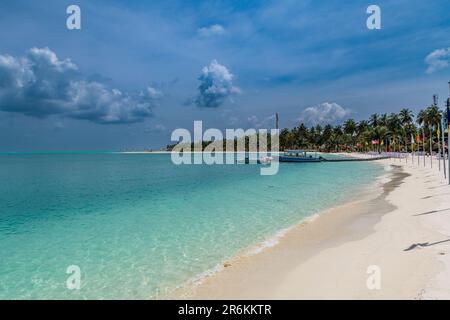 Weißer Sandstrand mit vielen Flaggen, Bangaram Island, Lakshadweep Inselgruppe, Unionsgebiet Indien, Indischer Ozean, Asien Stockfoto