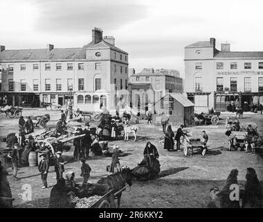 Ein Blick aus dem späten 19. Jahrhundert auf einen Straßenmarkt am Grattan Square in Dungarvan, einer Küstenstadt und einem Hafen im County Waterford, an der Südostküste Irlands Stockfoto