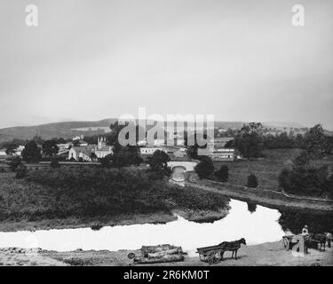 Portlaw, eine Stadt im County Waterford, Irland, aus dem späten 19. Jahrhundert. Es wurde von der Familie Malcomson Anfang des 19. Jahrhunderts gegründet, als es der erfolgreichste Versuch war, eine Baumwollindustrie in Irland zu schaffen, und etwas mehr als anderthalbtausend Arbeitsplätze für die Einwohner geschaffen hat. Im Jahr 1876 ging das Unternehmen in Konkurs und konnte den Niedergang der Branche, der unweigerlich zum Niedergang von Portlaw als Industriedorf führte, nicht bewältigen. Stockfoto