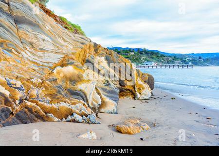 Malibu Küste mit riesigen Felsformationen Strandlandschaft mit dramatischem Himmel. Stockfoto