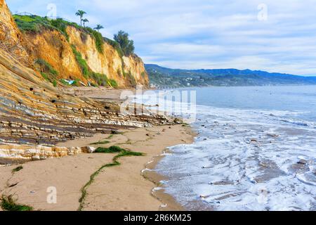 Eine atemberaubende Küstenlandschaft mit felsigen Klippen und Meereswellen in Malibu, Kalifornien. Stockfoto