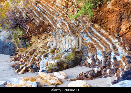 Abstrakter natürlicher Hintergrund aus farbenfrohen Felsformationen an der Küste von Malibu in Kalifornien, der natürliche Schönheit, Struktur und Details zeigt. Stockfoto