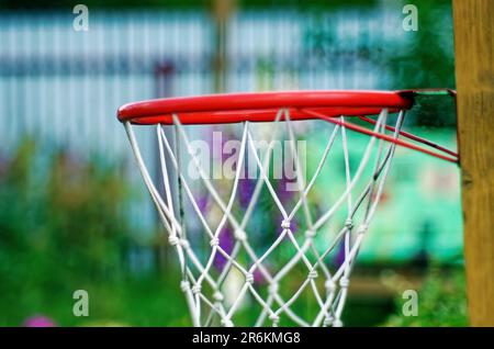 Basketballkorb im Dorf, Russland Stockfoto