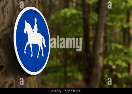 Zeichen für eine Reiterstraße nur für Pferde im Nationalpark in der Nähe der Ostsee Stockfoto