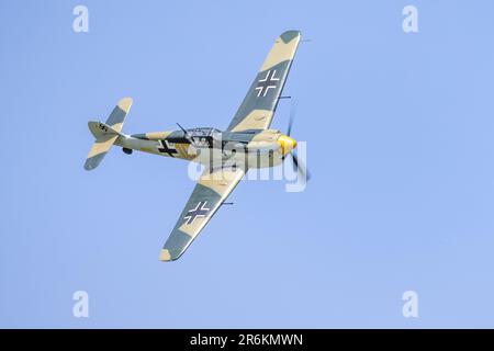 1949 Hispano HA-112 MIL Buchon „G-AWHK“ in Flugzeugen in Shuttleworth Around the World Airshow am Old Warden Aerodrome am 4. Juni 2023. Stockfoto