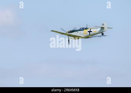 1949 Hispano HA-112 MIL Buchon „G-AWHK“ in Flugzeugen in Shuttleworth Around the World Airshow am Old Warden Aerodrome am 4. Juni 2023. Stockfoto