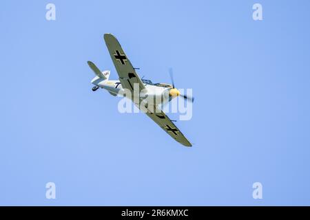 1949 Hispano HA-112 MIL Buchon „G-AWHK“ in Flugzeugen in Shuttleworth Around the World Airshow am Old Warden Aerodrome am 4. Juni 2023. Stockfoto