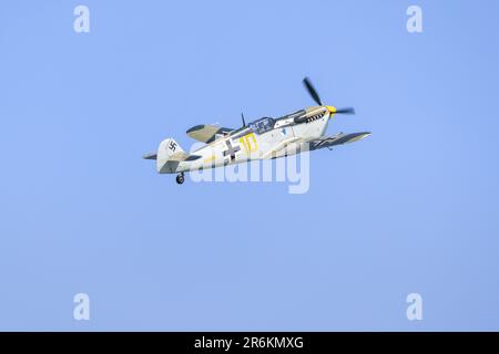 1949 Hispano HA-112 MIL Buchon „G-AWHK“ in Flugzeugen in Shuttleworth Around the World Airshow am Old Warden Aerodrome am 4. Juni 2023. Stockfoto