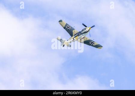 1949 Hispano HA-112 MIL Buchon „G-AWHK“ in Flugzeugen in Shuttleworth Around the World Airshow am Old Warden Aerodrome am 4. Juni 2023. Stockfoto